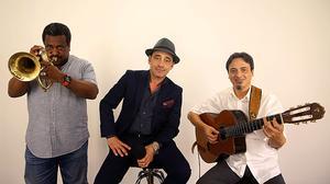 Zenet interpreta en acústic el tema ’Pura envidia’.