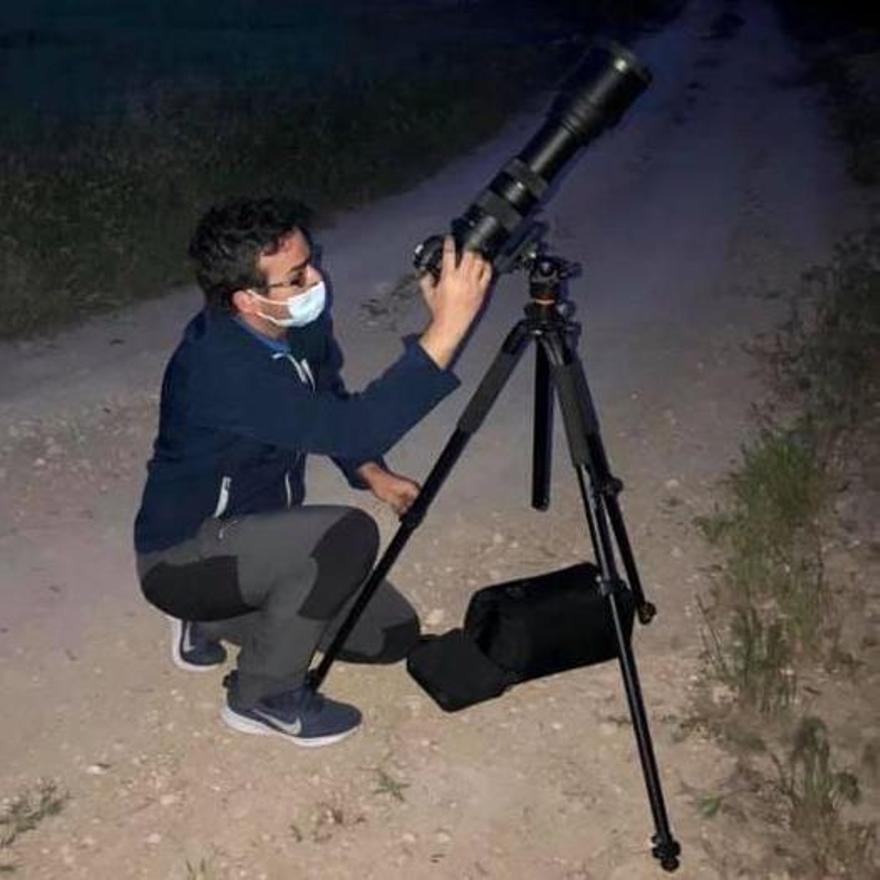 Jordi L. Coy esperando el momento para captar el tránsito de la Estación Espacial por la Luna.