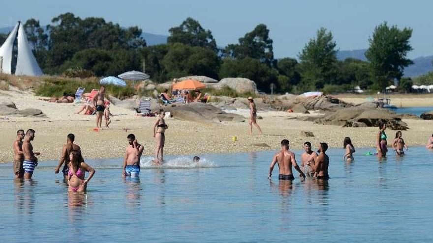 El calor llevó a muchos vecinos de O Salnés a tomar las playas en el día de ayer. // Noé Parga