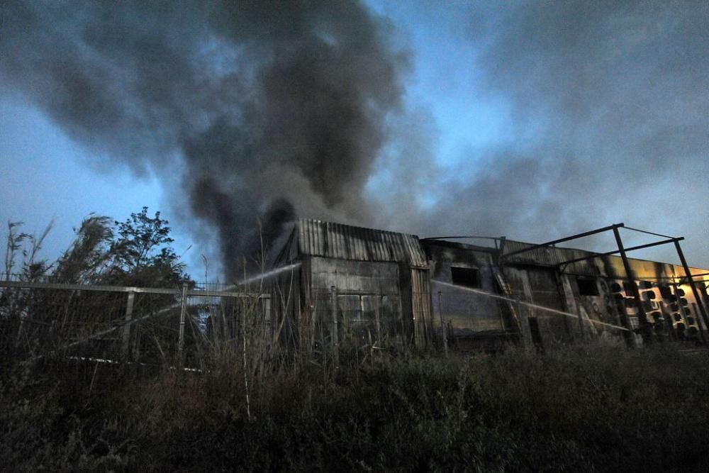 Arde una tienda de neumáticos en Murcia