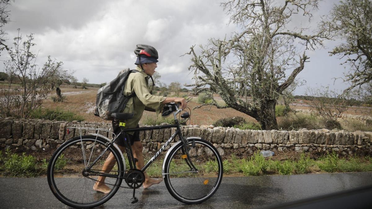 Ein Radfahrer im Regen in der Gegend von Santanyí am 23.9.