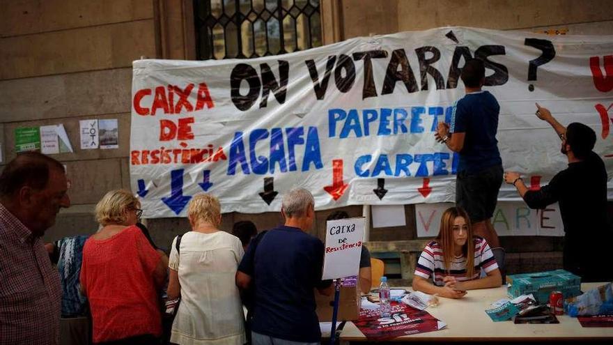 Mesa para repartir papeletas y recaudar fondos delante de la Universidad Central.  // Reuters