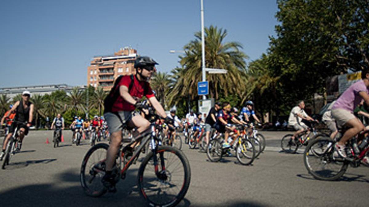 Patinadores y ciclistas en la Fiesta de la Bicicleta celebrada este domingo en Barcelona