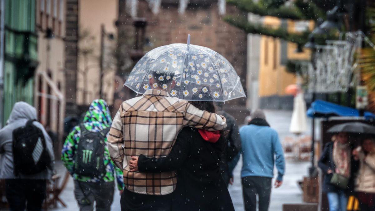 Una pareja pasea bajo una fina lluvia por el casco histórico de La Laguna. | MARÍA PISACA