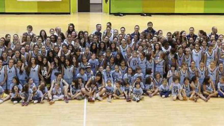 Jugadoras de 3 a 22 años de edad n Navia fue ayer tarde el escenario de la puesta en largo de las categorías inferiores el Celta Baloncesto. Esta temporada, el club que preside Paco Araújo tiene veinte equipos con un total de doscientas veintitrés jugadoras. La jugadora de mayor edad del club, exceptuando Sara Ogokeh, tiene 22 años, mientras que la más joven tiene tres años y ocho meses. Todas estas jugadoras están bajo la tutela de 18 entrenadores, siete de ellos con titulación superior, además de contar con tres preparadores físicos.