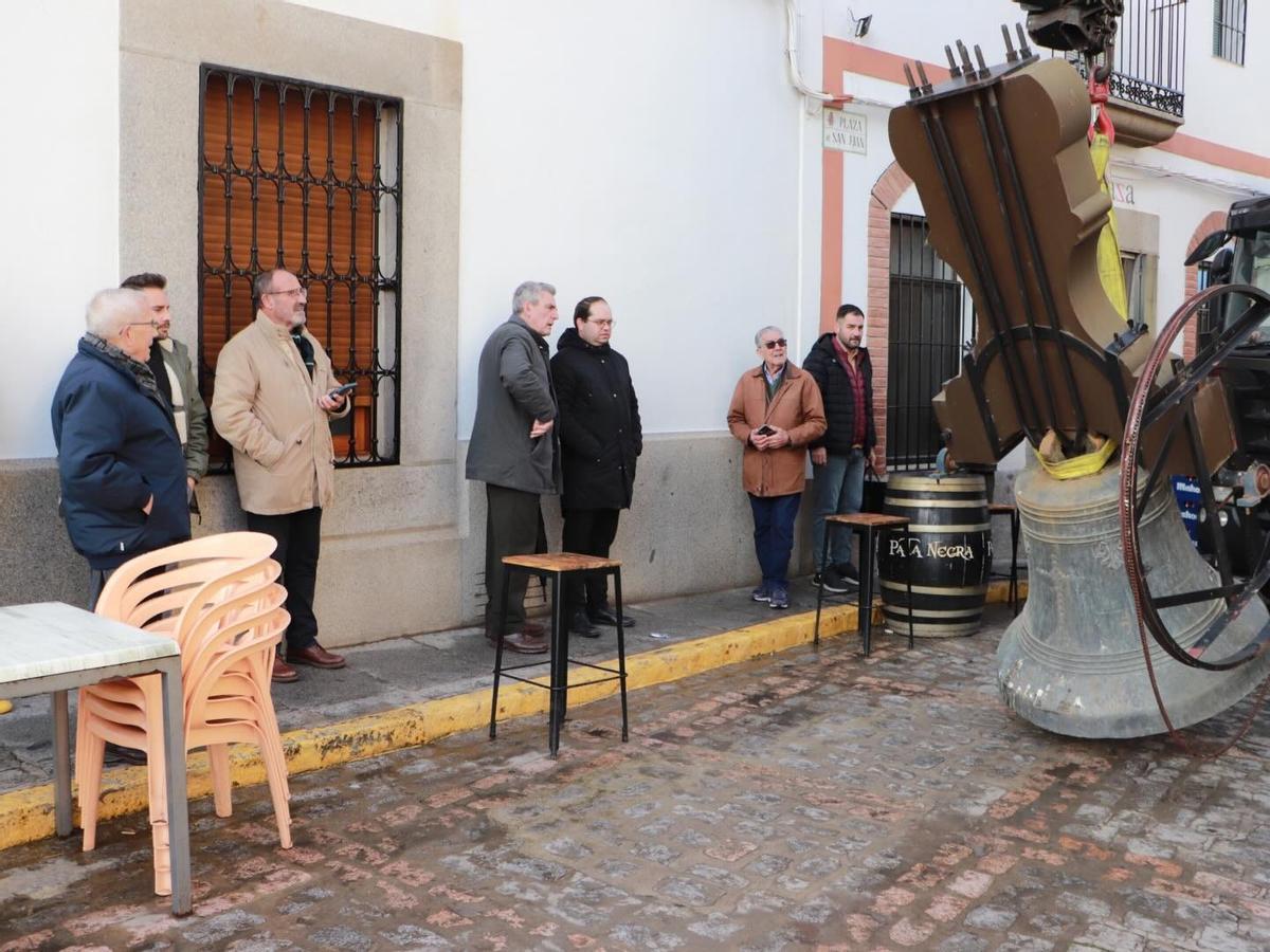 Espectacular retirada de una de las campanas de la Catedral de la Sierra en Hinojosa del Duque Espectacular retirada de una de las campanas de la Catedral de la Sierra en Hinojosa del Duque