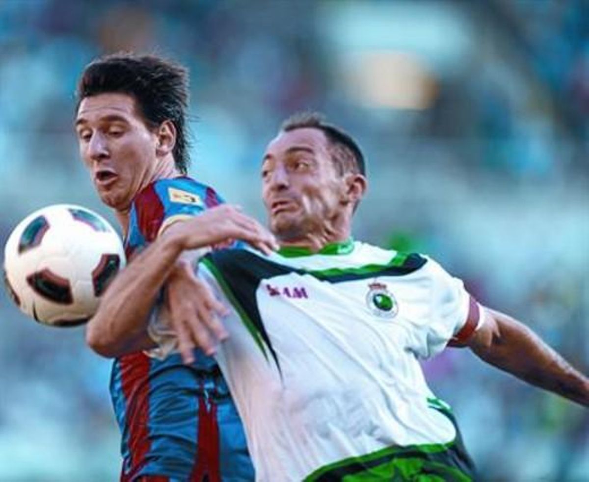 Munitis agafa pel braç Messi per evitar que s’escapi. Munitis agafa pel braç Messi per evitar que s’escapi.