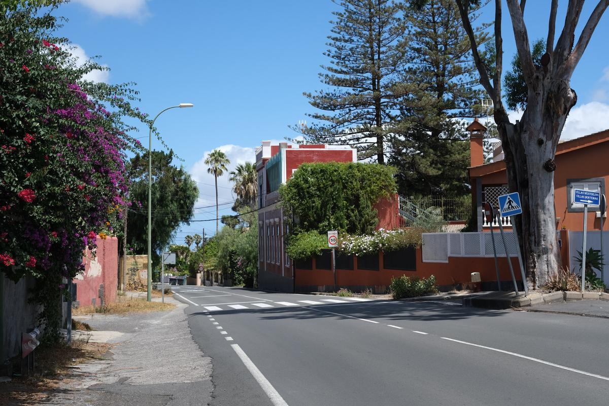 Tafira Alta sin aceras, calle Doctor Agustín Bosch Millares.