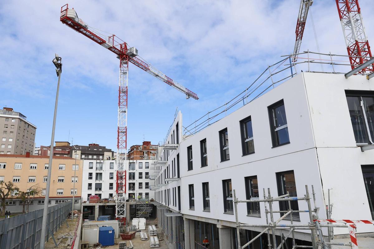 Obras de la promoción de vivienda pública en Peritos.