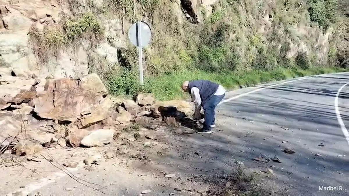 Dos viajeros se topan con un pequeño argayo en el corredor del Narcea y se ponen a limpiarlo: "Esto ocurre día sí, día también"