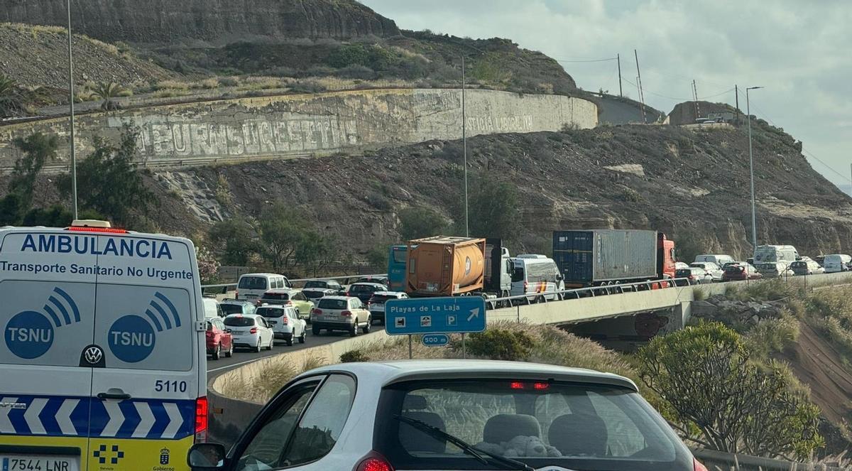 Cola kilométrica, a primera hora de la mañana de este martes, en la GC 1, a la altura de la potabilizadora, en dirección a Las Palmas de Gran Canaria