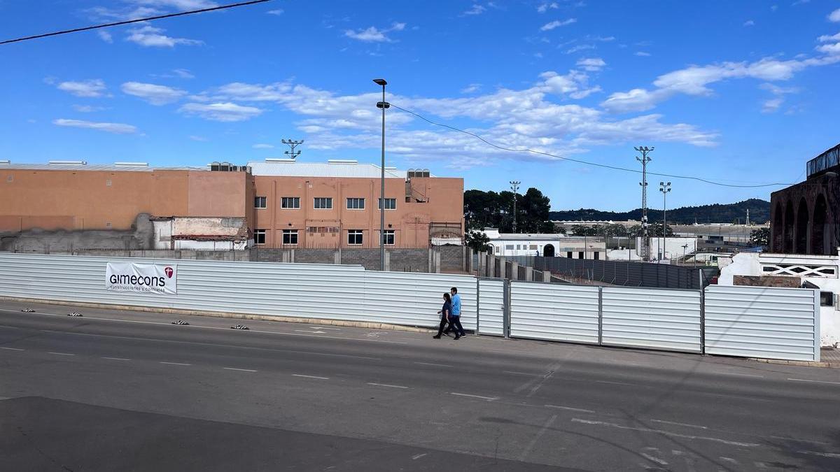 La primera fase del proyecto ha consistido en el derribo y la cimentación del futuro polideportivo de la Vall.