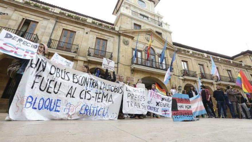 Manifestación contra el autobús de "HazteOir" en Oviedo