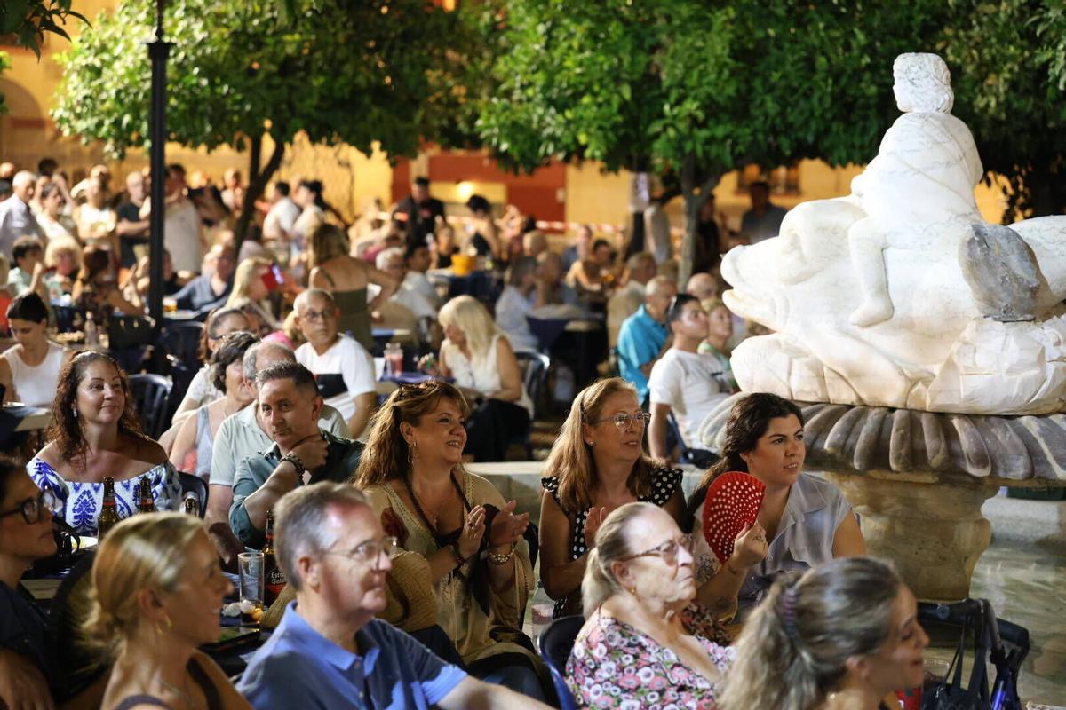 La verbena de la Federación de Peñas Cordobesas llena de música y baile la plaza del Triunfo