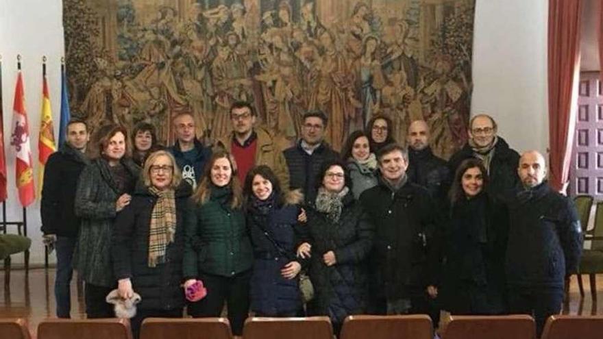 El alcalde posa con el rector y su equipo en el salón de plenos del Ayuntamiento.