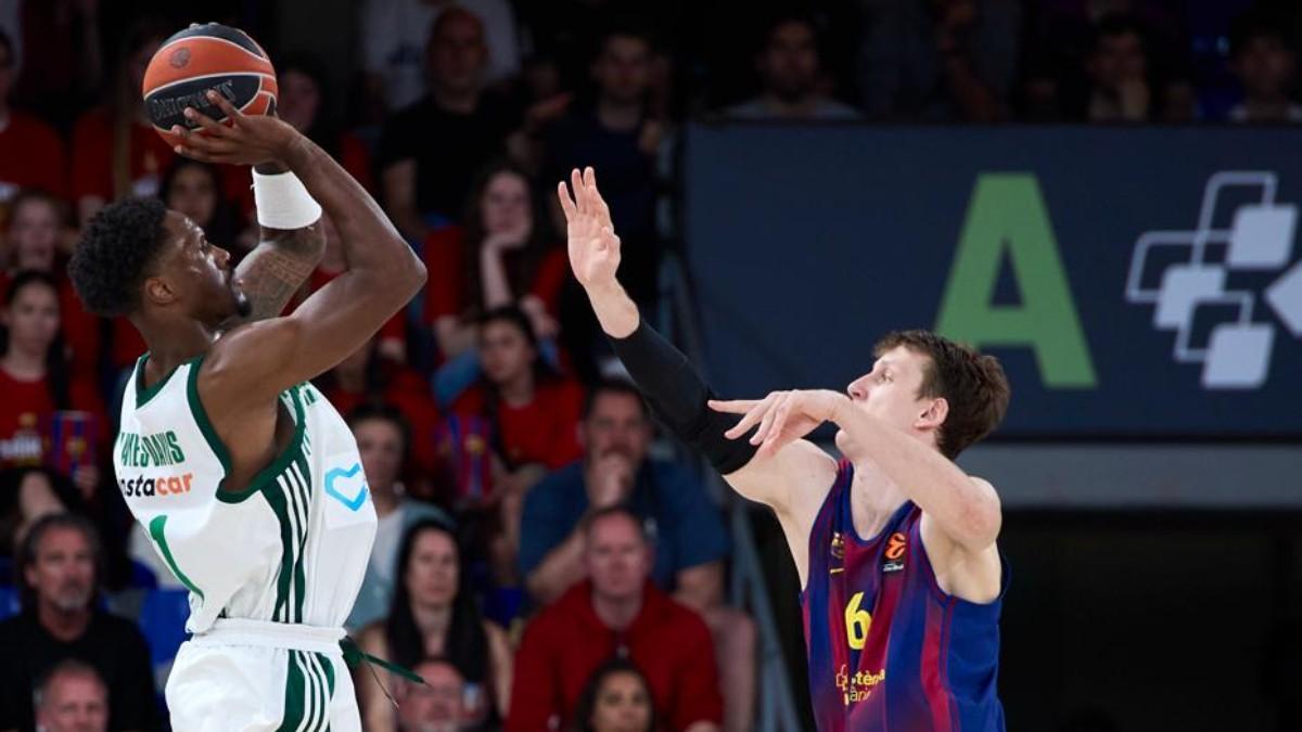 Nigel Hayes-Davis lanza por encima de Jan Vesely.