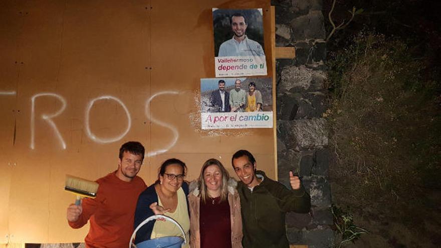 Miembros de Sí se Puede en la pegada de carteles.