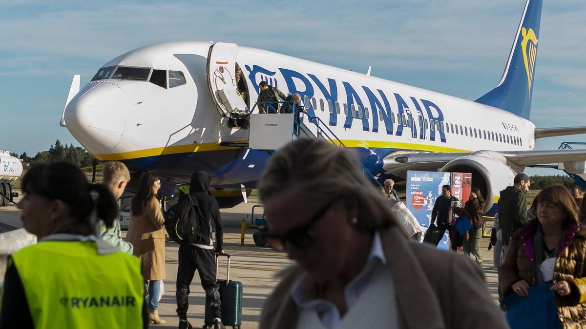 Un avión de Ryanair en el aeropuerto de Asturias.