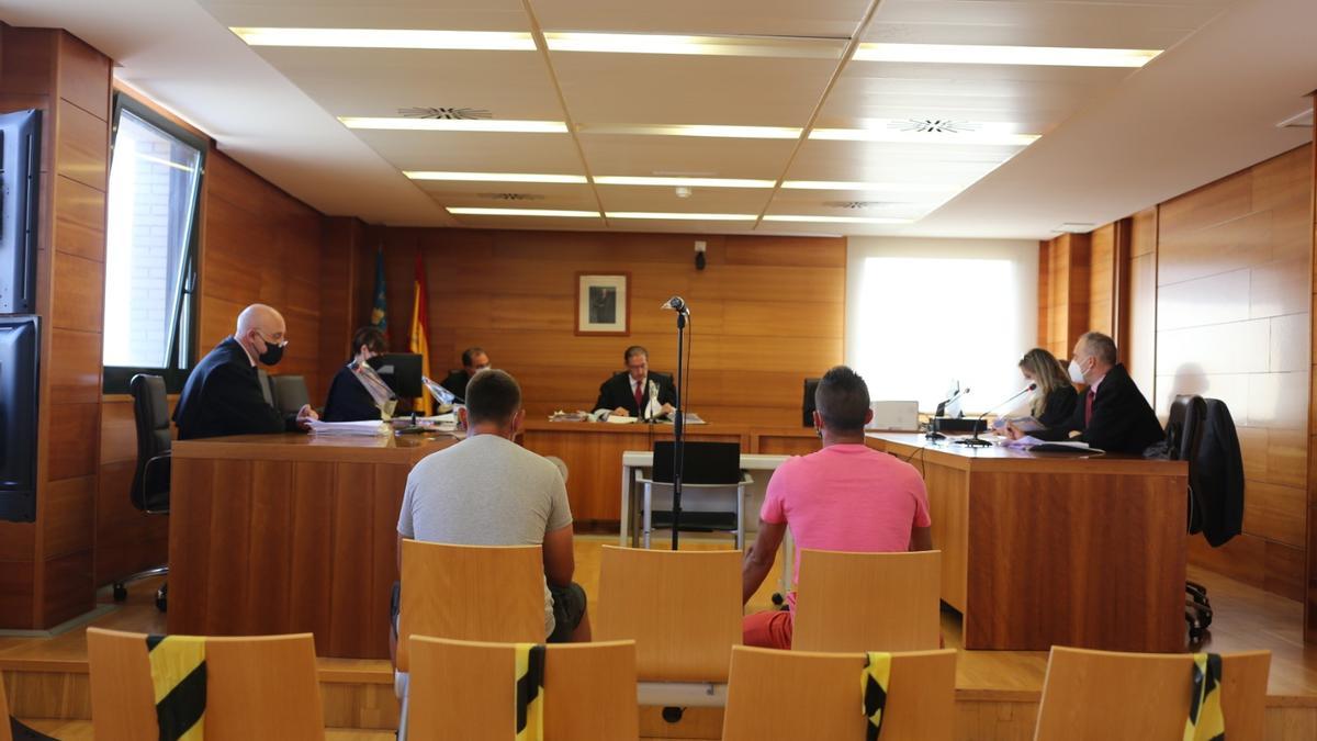 Los dos procesados, sentados en el banquillo de los acusados, reconocieron los hechos ante el tribunal.