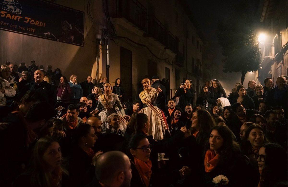 Falleros y falleras de Sant Jordi celebrando el acto de la Nit de la Plantà.