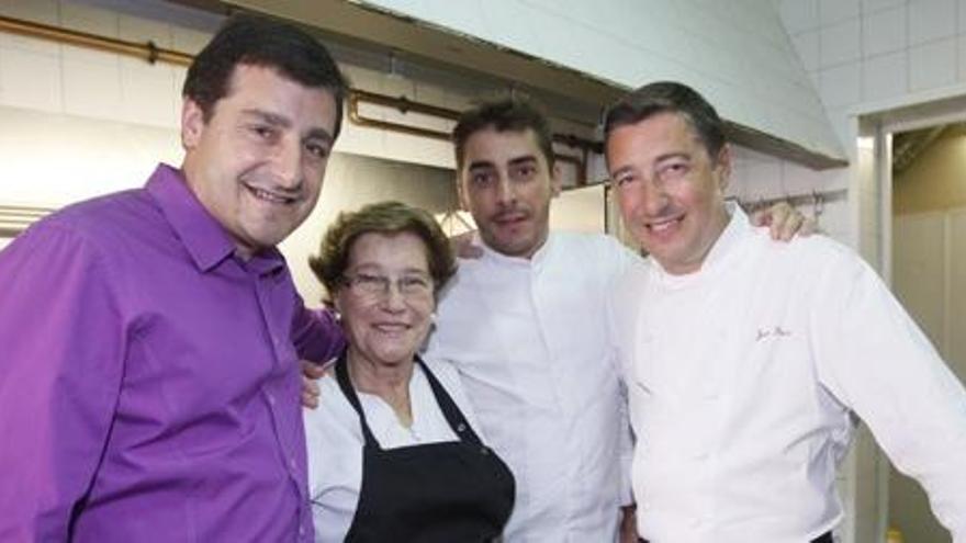 Montserrat Fontanet, acompanyada pels seus fills al restaurant que regenta.