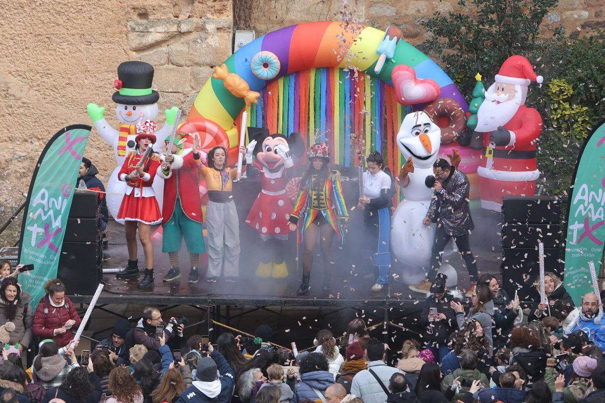 Los niños de Cáceres celebran el año nuevo con música y gominolas en lugar de uvas Los niños de Cáceres celebran el año nuevo con música y gominolas en lugar de uvas