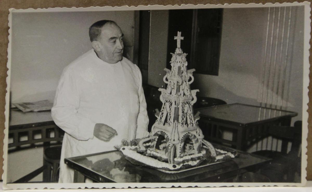 Federico Álvarez Huerga, el creador de la saga, con una de sus creaciones pasteleras que recrea la Torre Eiffel.