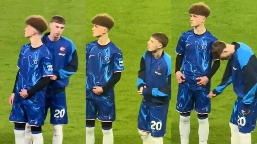 Cole Palmer se hace viral pero no fue culpa suya: el "niño" que entró con él al campo... ¡Parecía el propio jugador!