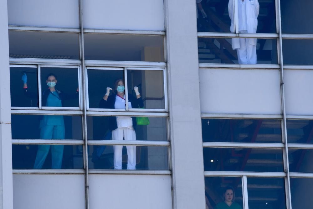 Aplauso de las fuerzas de seguridad al personal del Hospital de A Coruña