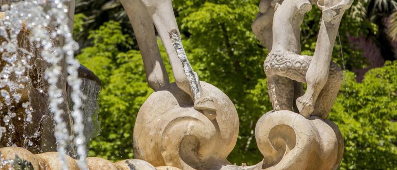 Detalle del último ataque vandálico a la fuente de los Luceros y desconchados en la fachada del Teatro Principal de Alicante.