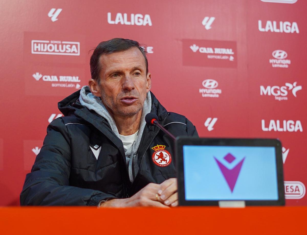 José Ángel 'Cuco' Ziganda, en una rueda de prensa al frente de la Cultural y Deportiva Leonesa.