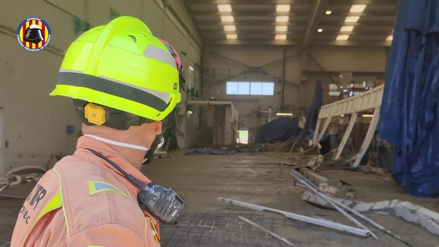 Tres trabajadores heridos tras hundirse el forjado de una nave en Torrent