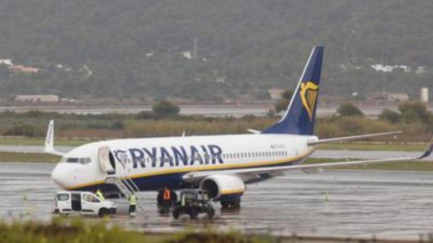 Un avión de Ryanair en el aeropuerto de Es Codolar