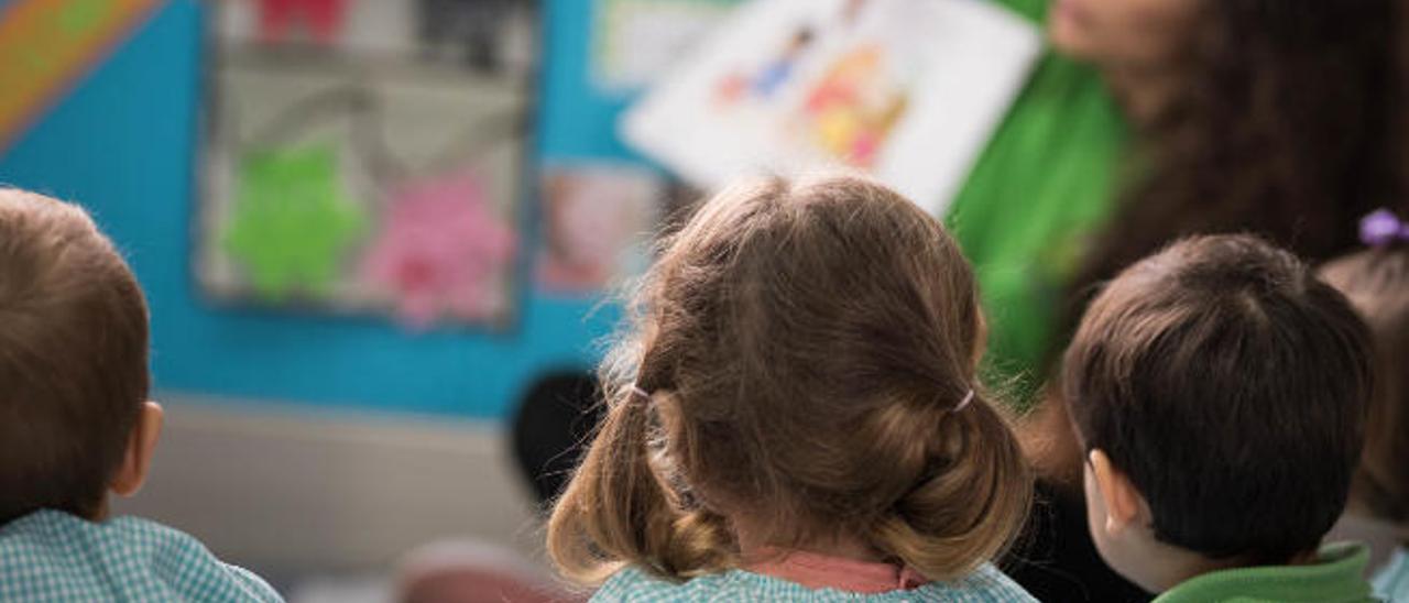 Menores reciben clase tras el confinamiento en la escuela infantil Higo Pico , en La Laguna.