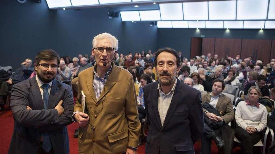 De izquierda a derecha, Álvaro Solano, José Ramón Ayllón y Rodrigo Cepeda, ayer, en un abarrotado Club Prensa Asturiana.