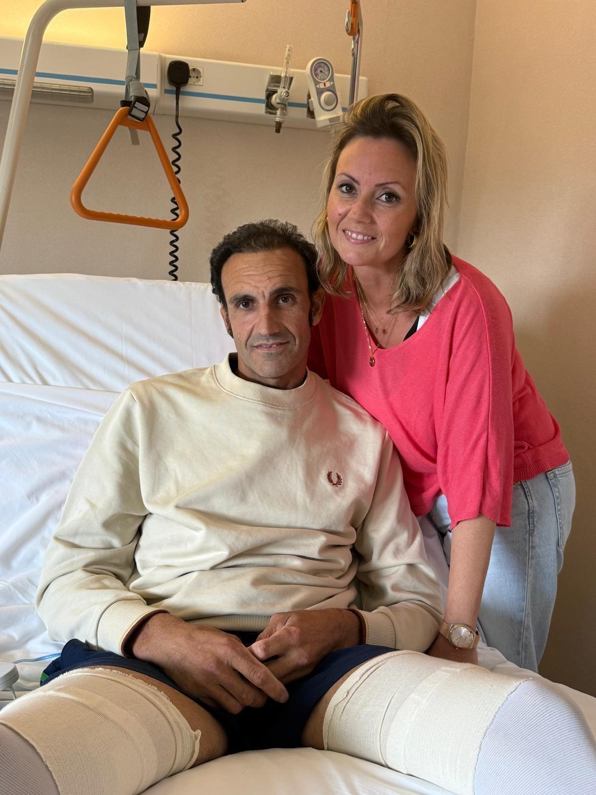 Alberto Álvarez con su prometida, Verónica, en la habitación del hospital.