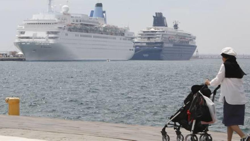 Un mujer pasea por el muelle de la Volvo en el Puerto de Alicante frente al que hay amarrados dos cruceros turísticos en una imagen de archivo.