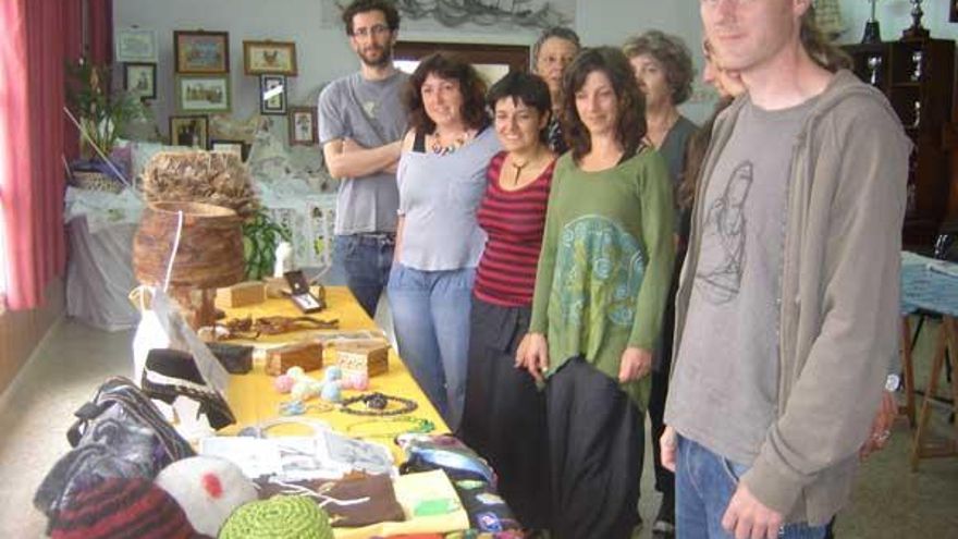 Integrantes de Amandoval, ayer, en la presentación de la asociación en Panxón. // N.P.
