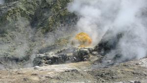 Azufre en el cráter de Solfatara, en la caldera volcánica Campos Flégreos, situada al sur de Italia. Foto tomada el 18 de abril de 2023.