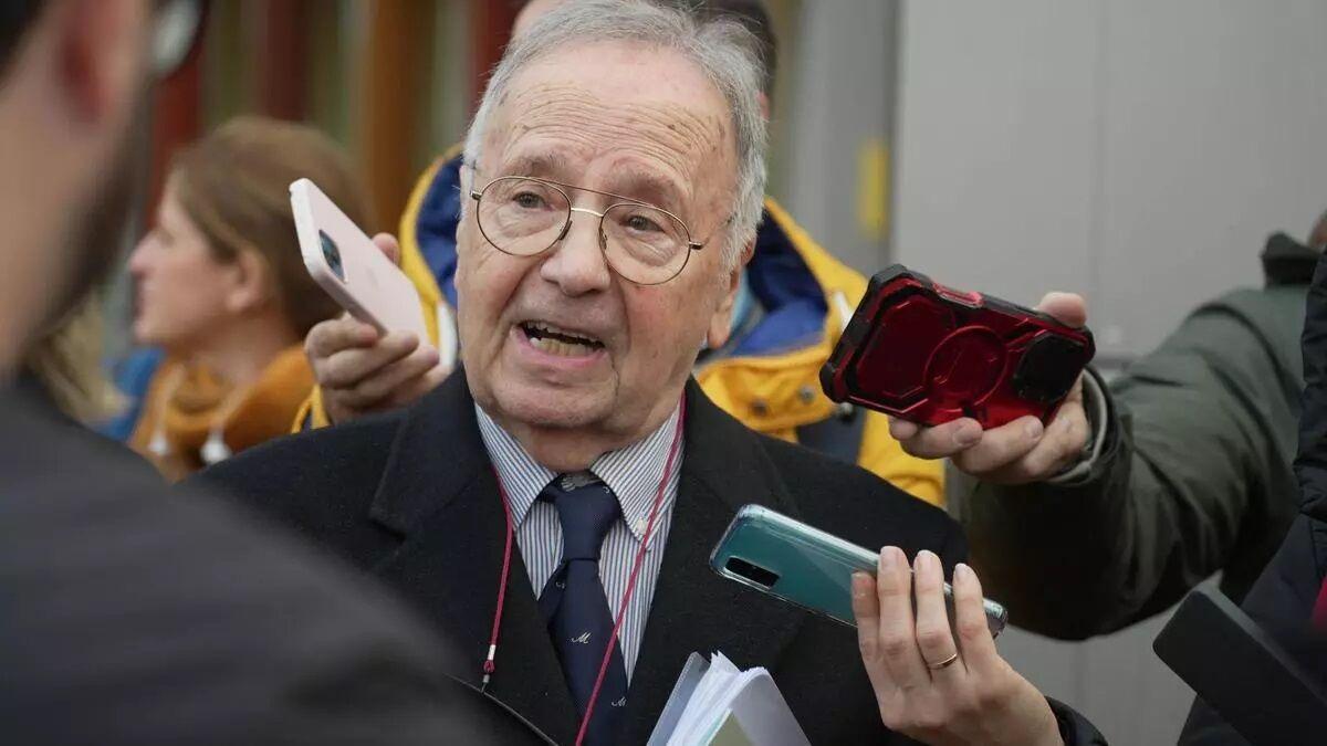 Miguel Bernad, secretario general de Manos Limpias, en una de las sesiones previas al juicio celebrado en Badajoz por la contratación de David Sánchez en la diputación.