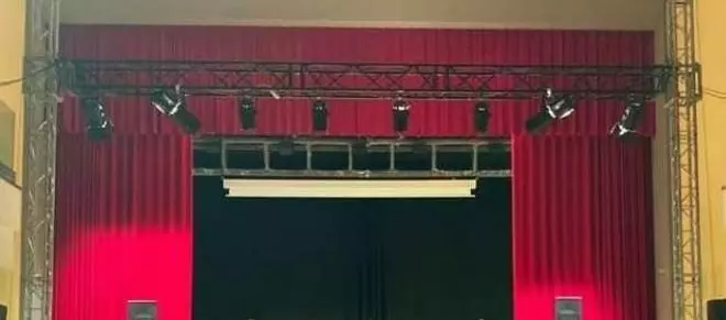 El misterioso caso del sistema de iluminación del auditorio de Villalonga