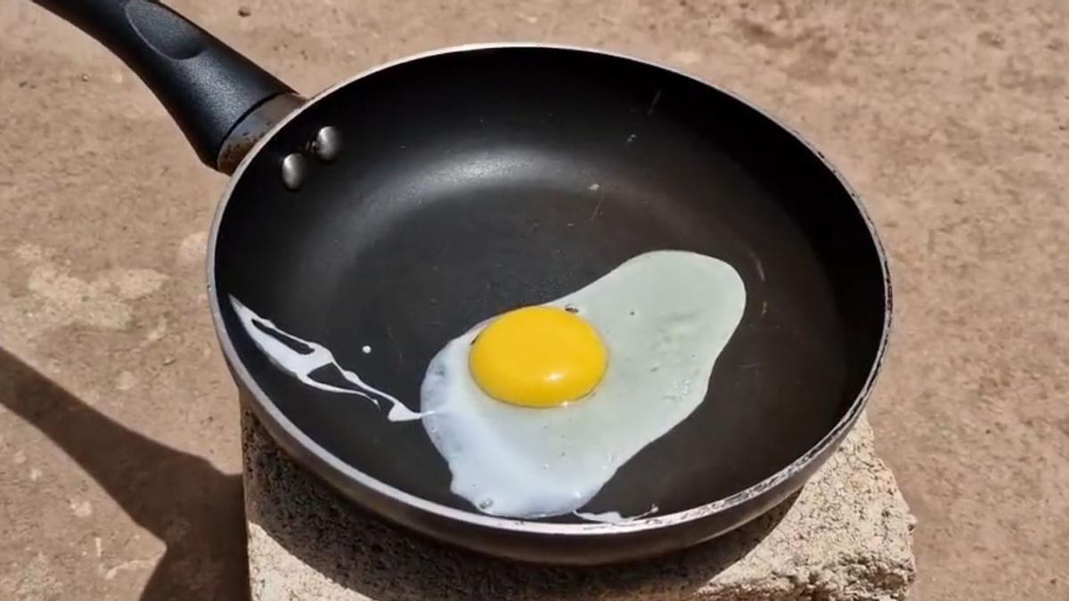 Fríen un huevo en la calle en Caravaca de la Cruz a más de 44 grados