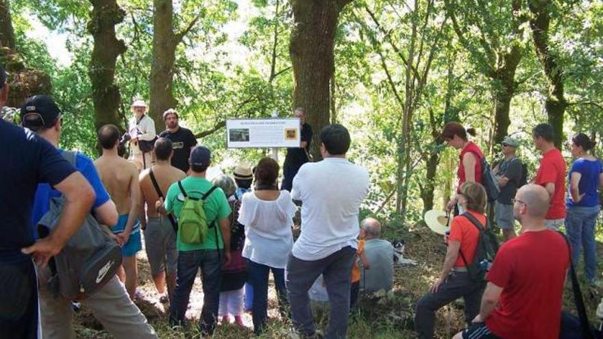 Numerosos curiosos acudiron a esta primeira visita guiada pola vila abandonada.