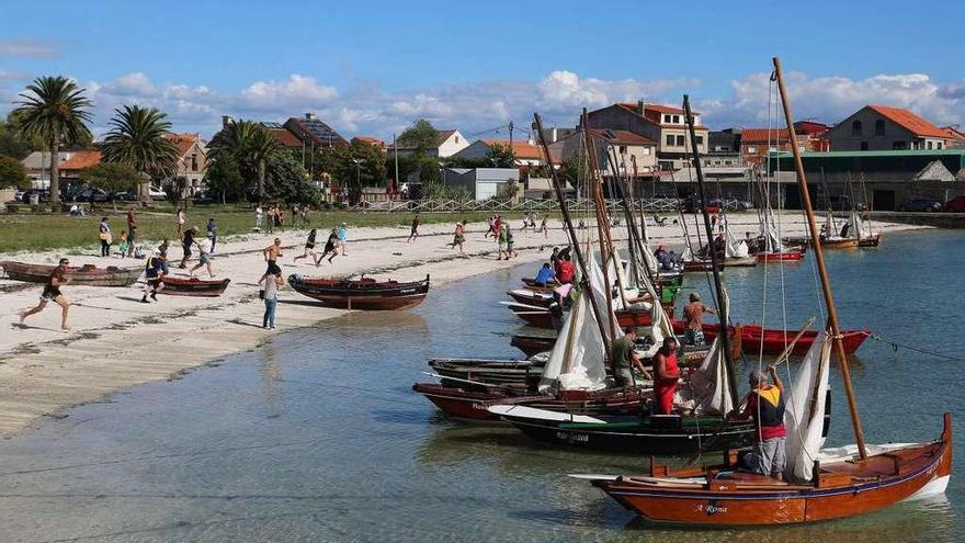 La salida en la anterior edición de la regata de dornas de Porto Meloxo. // Muñiz