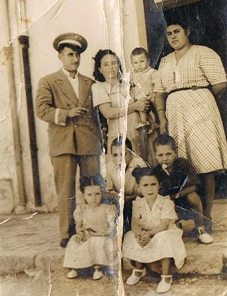 Jesús Villar Estévez en al año 1947 junto a su esposa Adela Tomás con su hijo Jesús, al brazo. La niña sentada, de la izquierda, es su hija Vicenta y la señora de la derecha Pepita Giner “la herbera”
