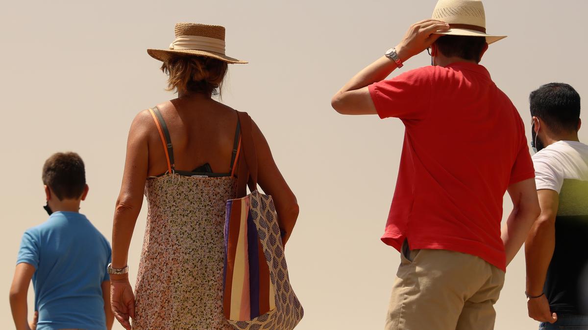 Varios cordobeses se protegen con sombreros en una de las últimas olas de calor del pasado 2021.