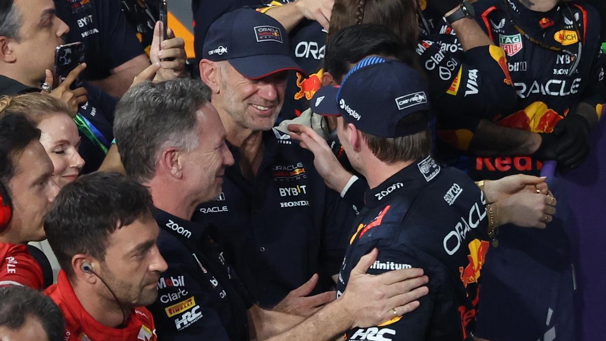 Verstappen, felicitado por su equipo