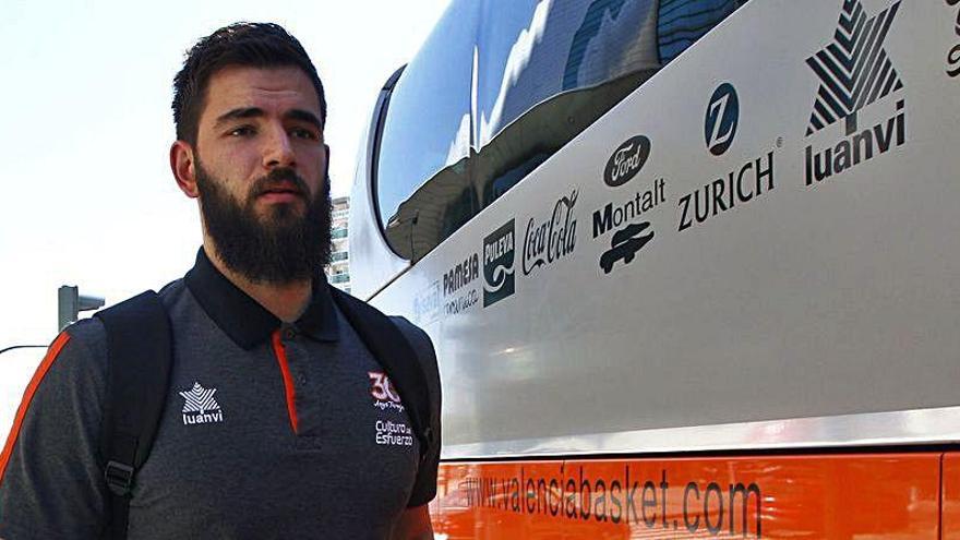 Bojan Dubljevic, junto al autobús del Valencia Basket.