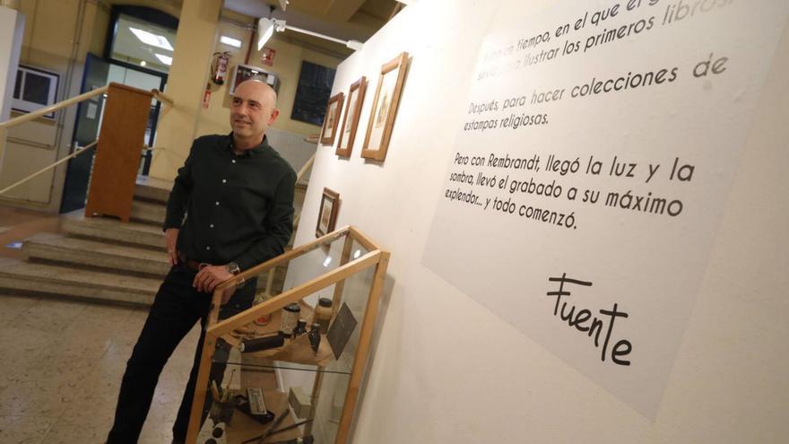 Fuente enseña la técnica del grabado y expone sus obras en Artes y Oficios