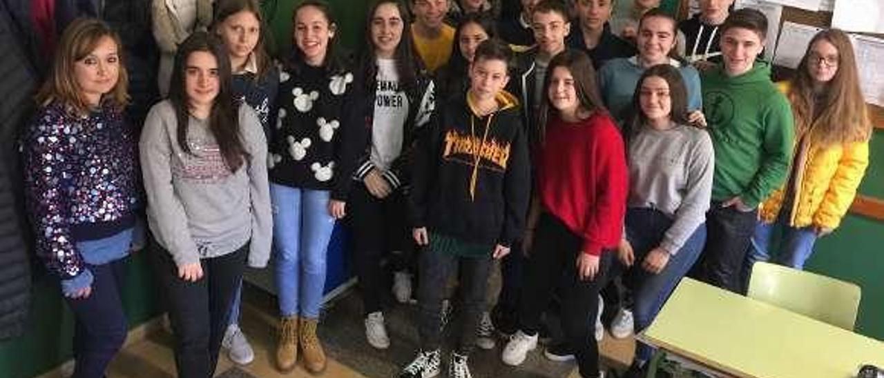 Los alumnos de 3.º posan con la periodista, a la izquierda.